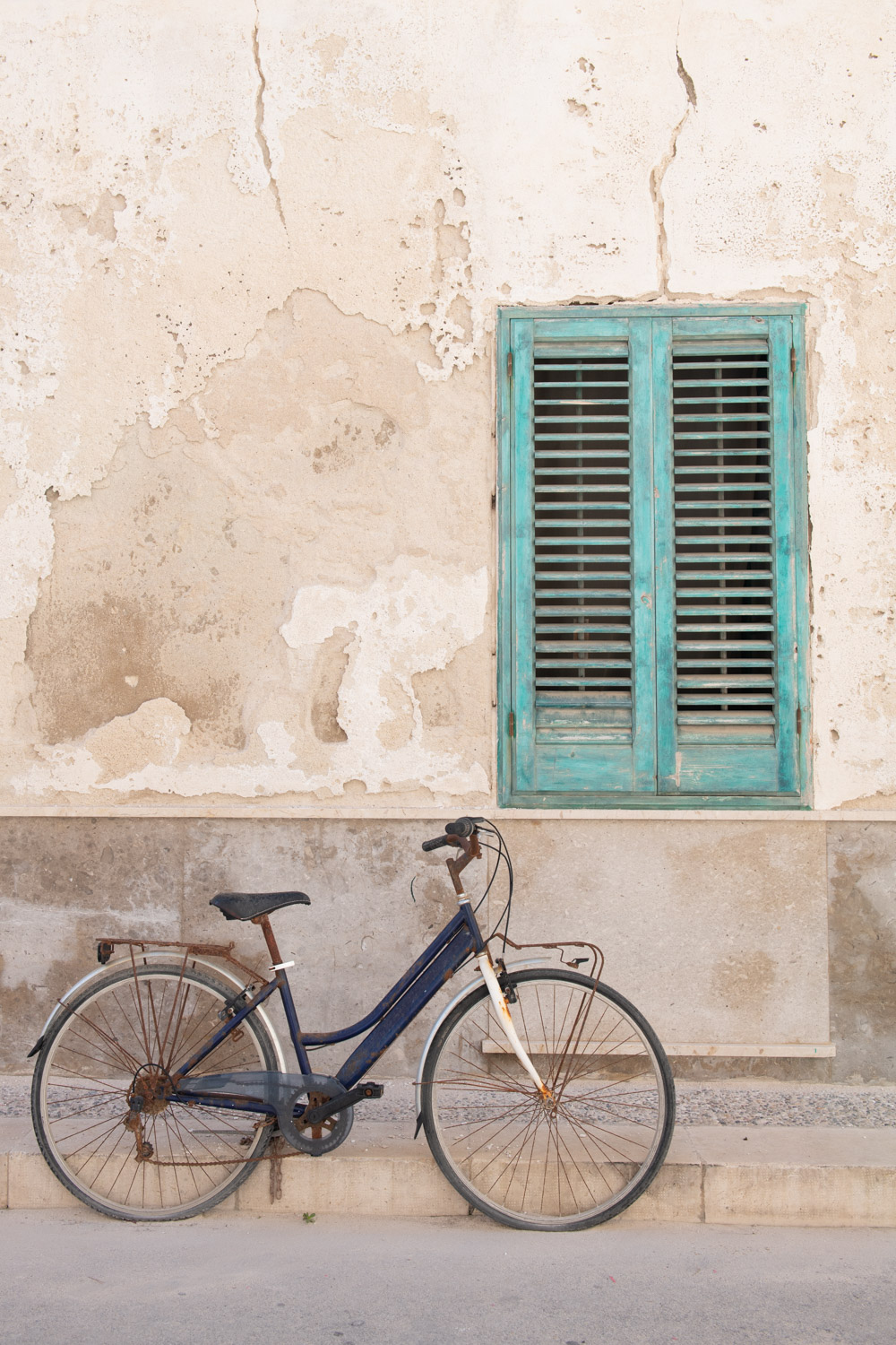 Morgan Ione | NYC + Chicago + Milwaukee Travel and Lifestyle Photographer - Bike on Favignana island